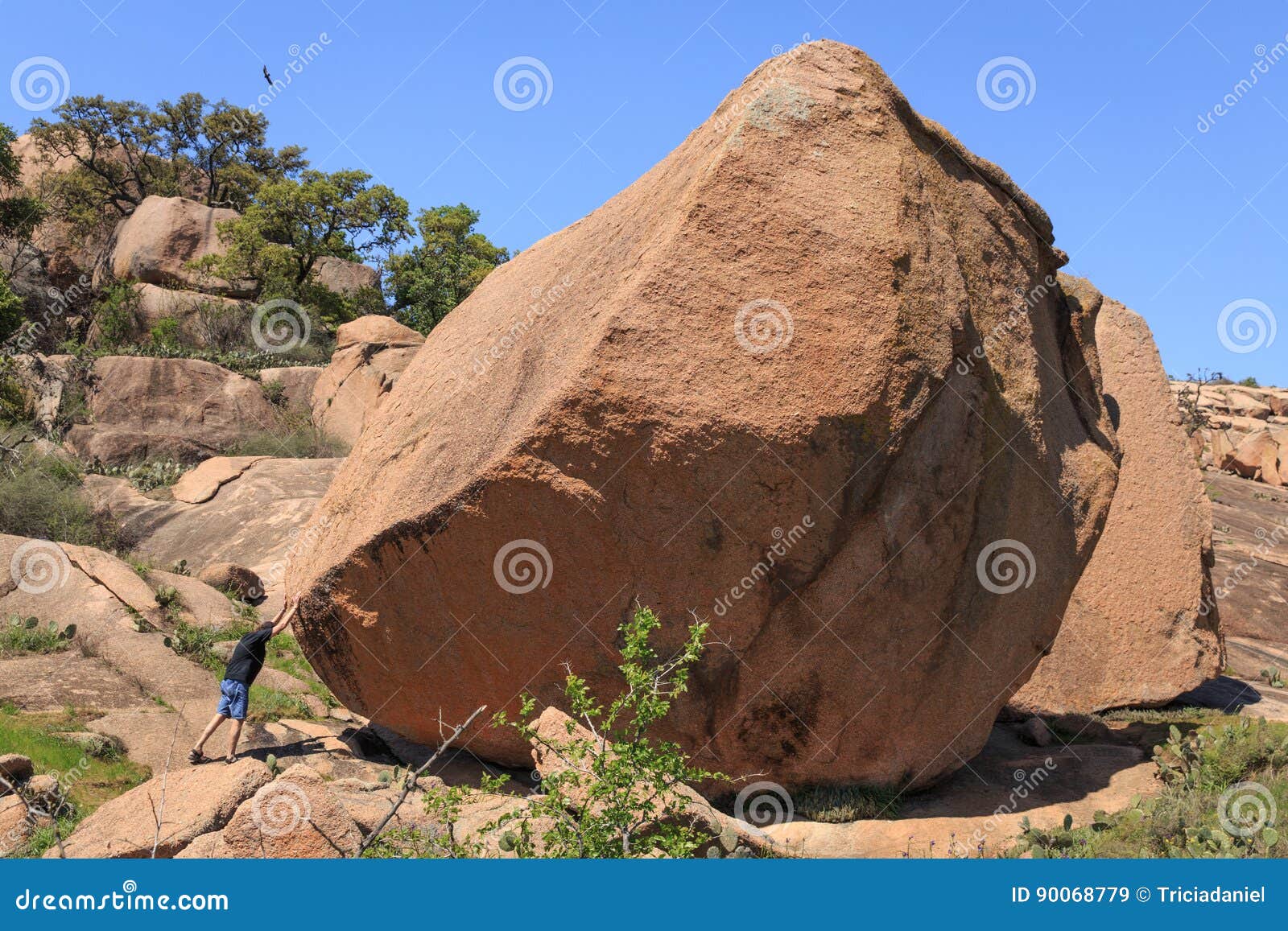 Hombre y la Gran Roca imagen de archivo. Imagen de enorme - 90068779, image size:1600x1157