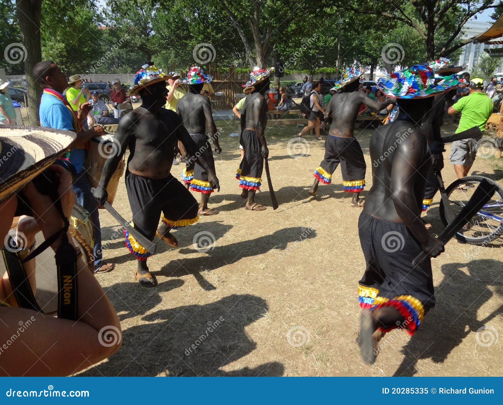 Hombres con los machetes imagen editorial. Imagen de editorial 20285335