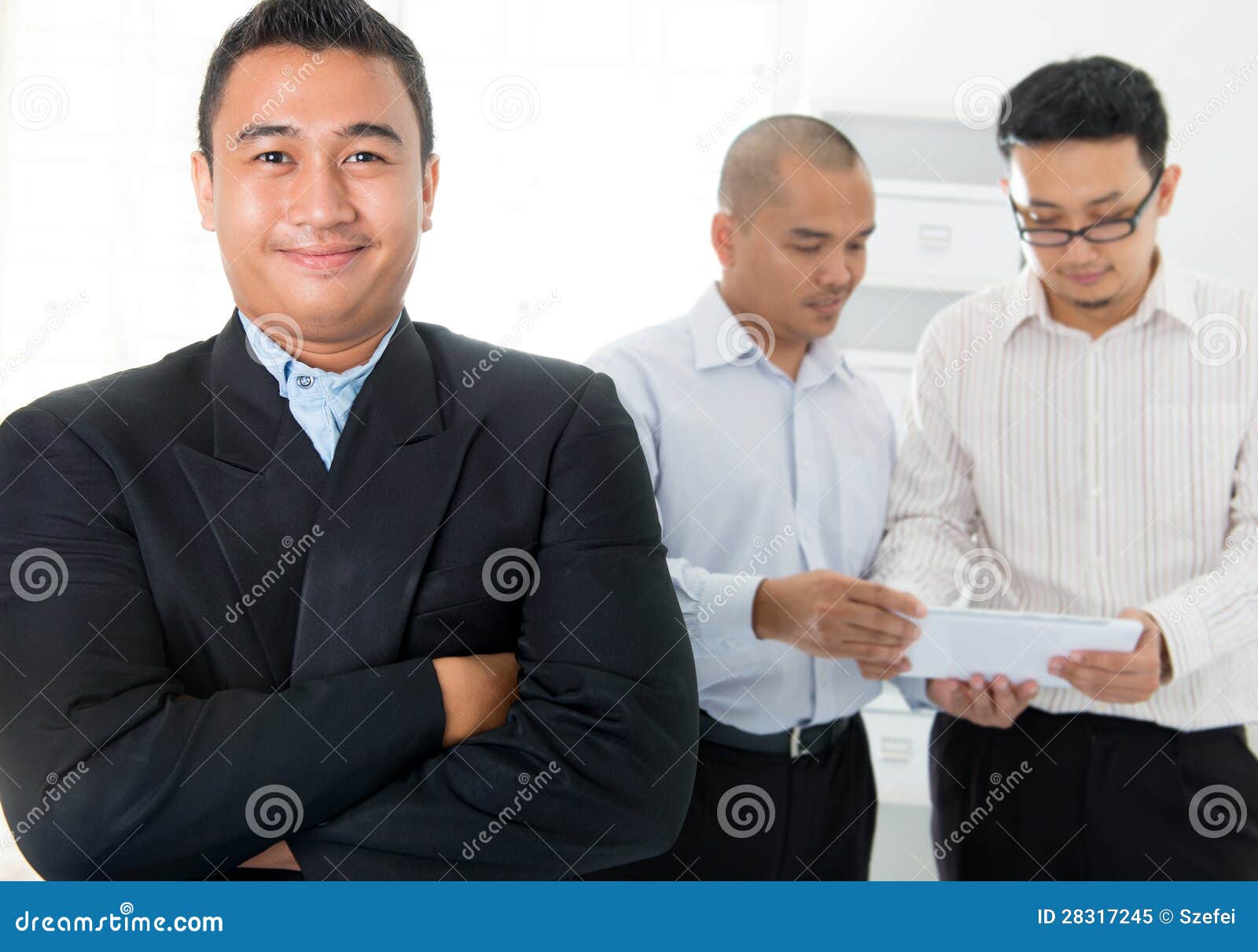 Hombres de negocios asiáticos surorientales en oficina