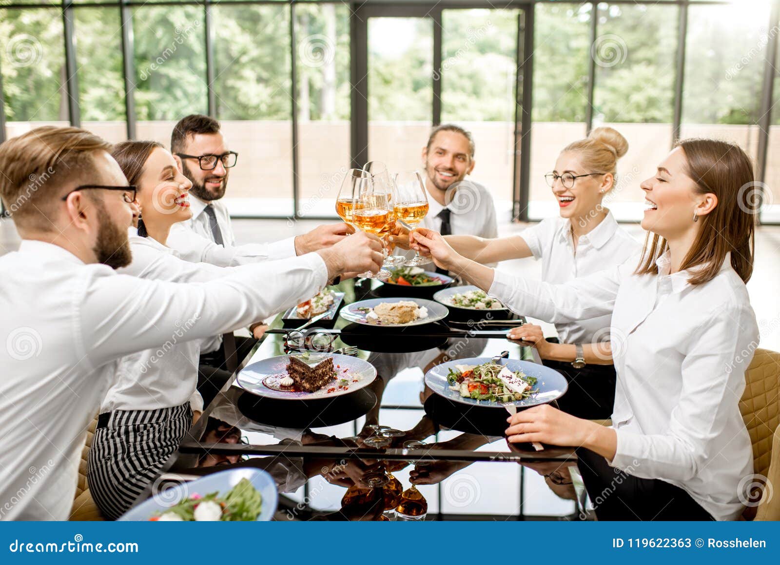 Hombres De Negocios Durante Un Almuerzo En El Restaurante Imagen De