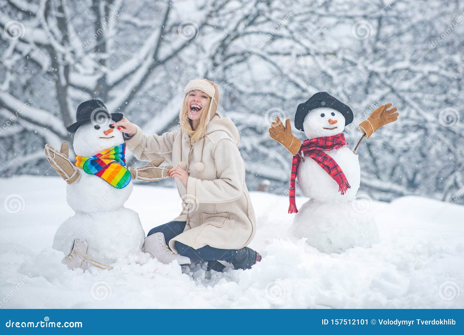 Hombres De Nieve Divertidos. Feliz Sonriente Hacer Muñeco De Nieve En El Soleado DÃa De Invierno. Gente Nevada. Snowman. Chica D Imagen de archivo - Imagen de hombres, divertidos: 157512101
