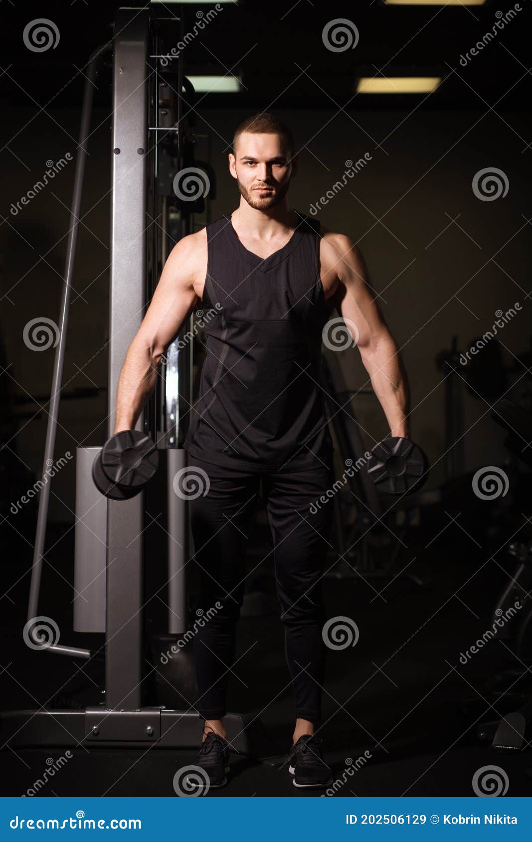 Hombres Deportistas Sexys Con Grandes Músculos Abdominales En Ropa  Deportiva Negra Trabajando En El Gimnasio. Imagen de archivo - Imagen de  atlético, adulto: 202506129