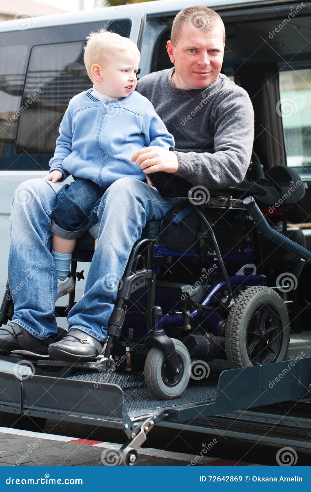 sitio podar masculino Hombres Discapacitados Con El Hijo En La Elevación De Silla De Ruedas  Imagen de archivo - Imagen de lifestyle, amistad: 72642869