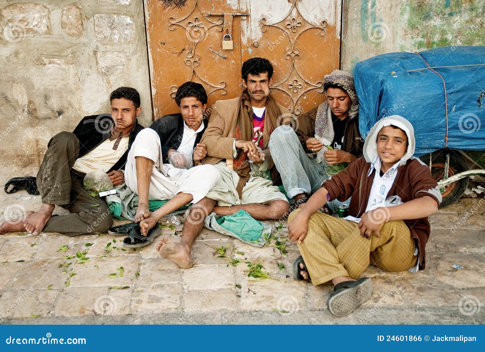 hombres-jovenes-que-mastican-el-khat-en-sanaa-yemen-24601866.jpg