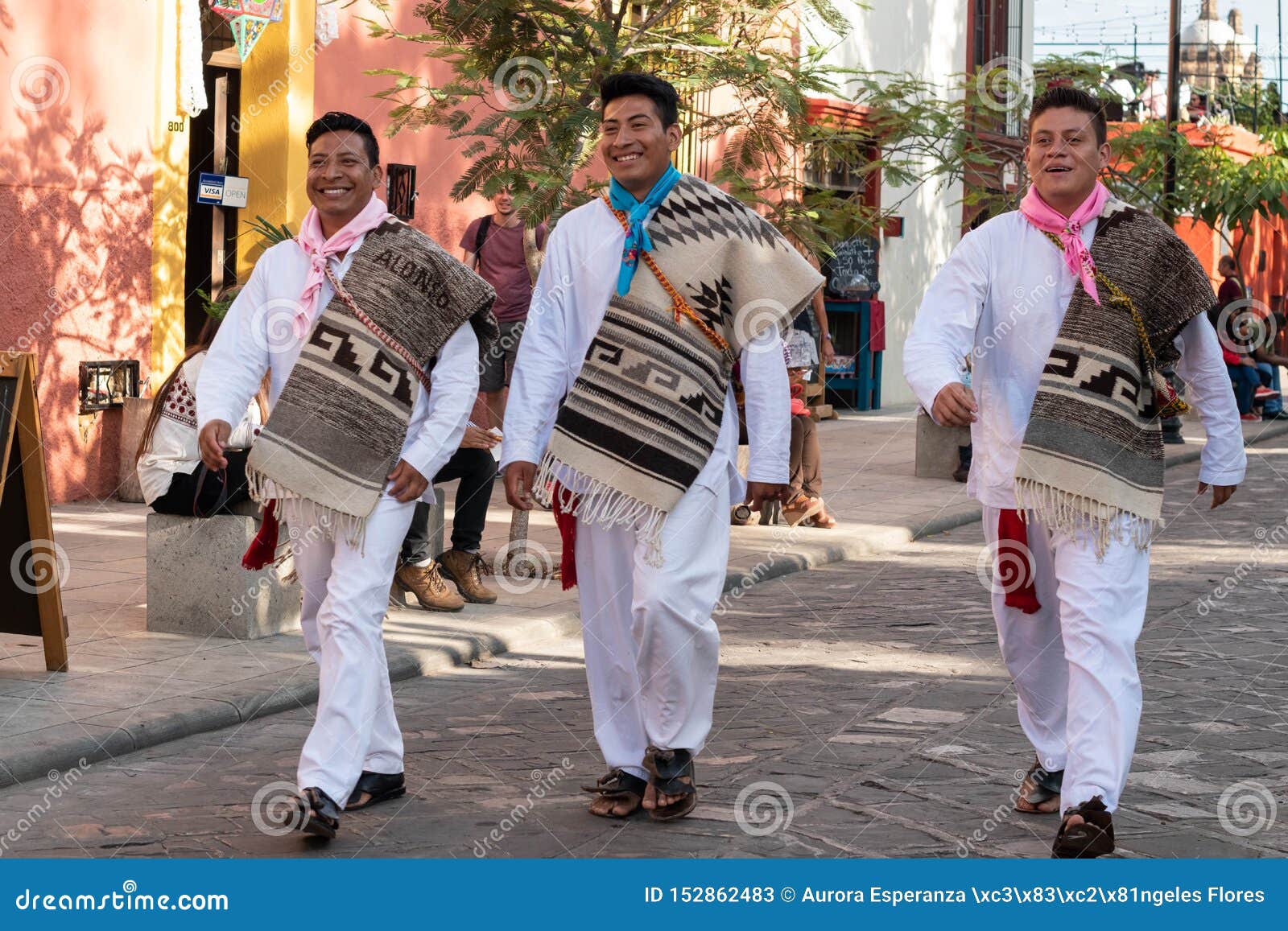 Hombres Jovenes Vestidos Con Ropa Tradicional Foto de archivo editorial - Imagen de étnico, méxico: 152862483 Hombres Jovenes Vestidos Con Ropa Tradicional Foto de archivo editorial - Imagen de étnico, méxico: 152862483