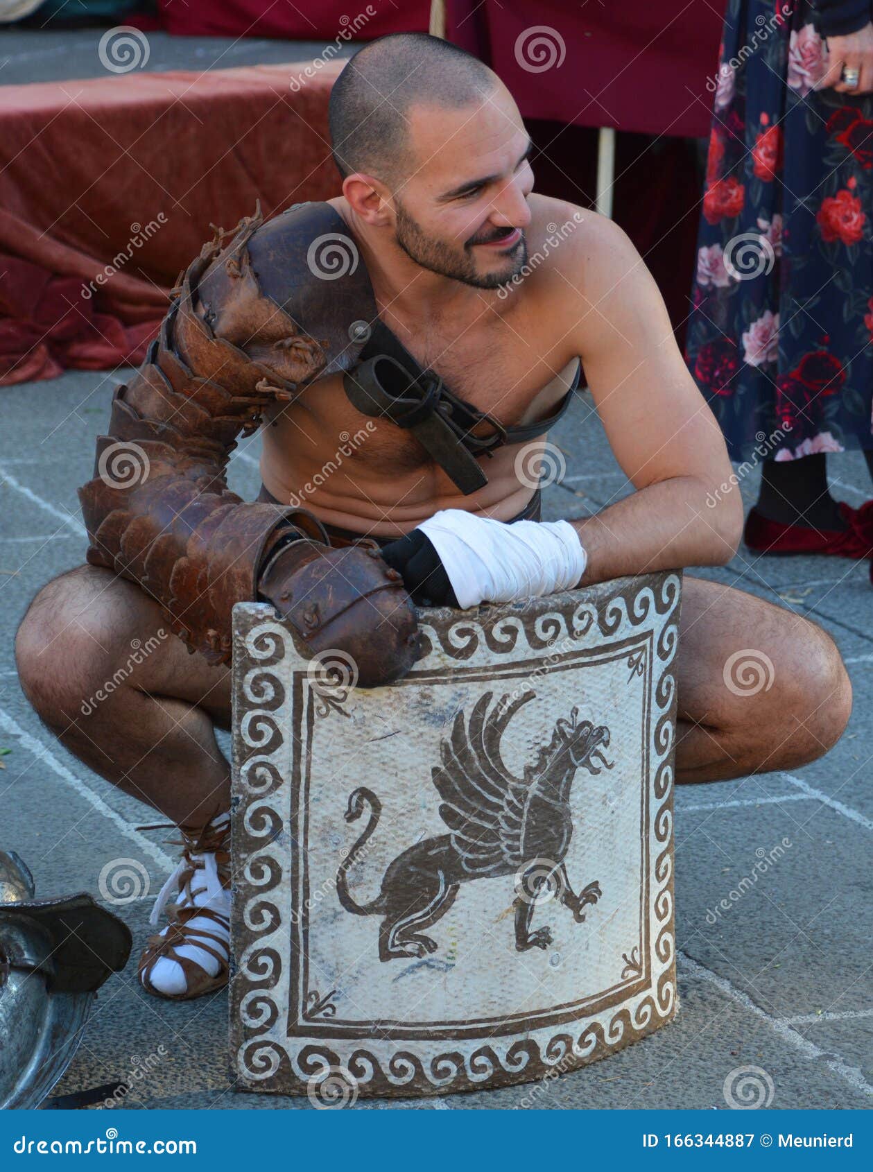 Hombres Vestidos De Gladiador Romano Para Turistas En El Casco Antiguo De  Pula Fotografía editorial - Imagen de edificios, arena: 166344887