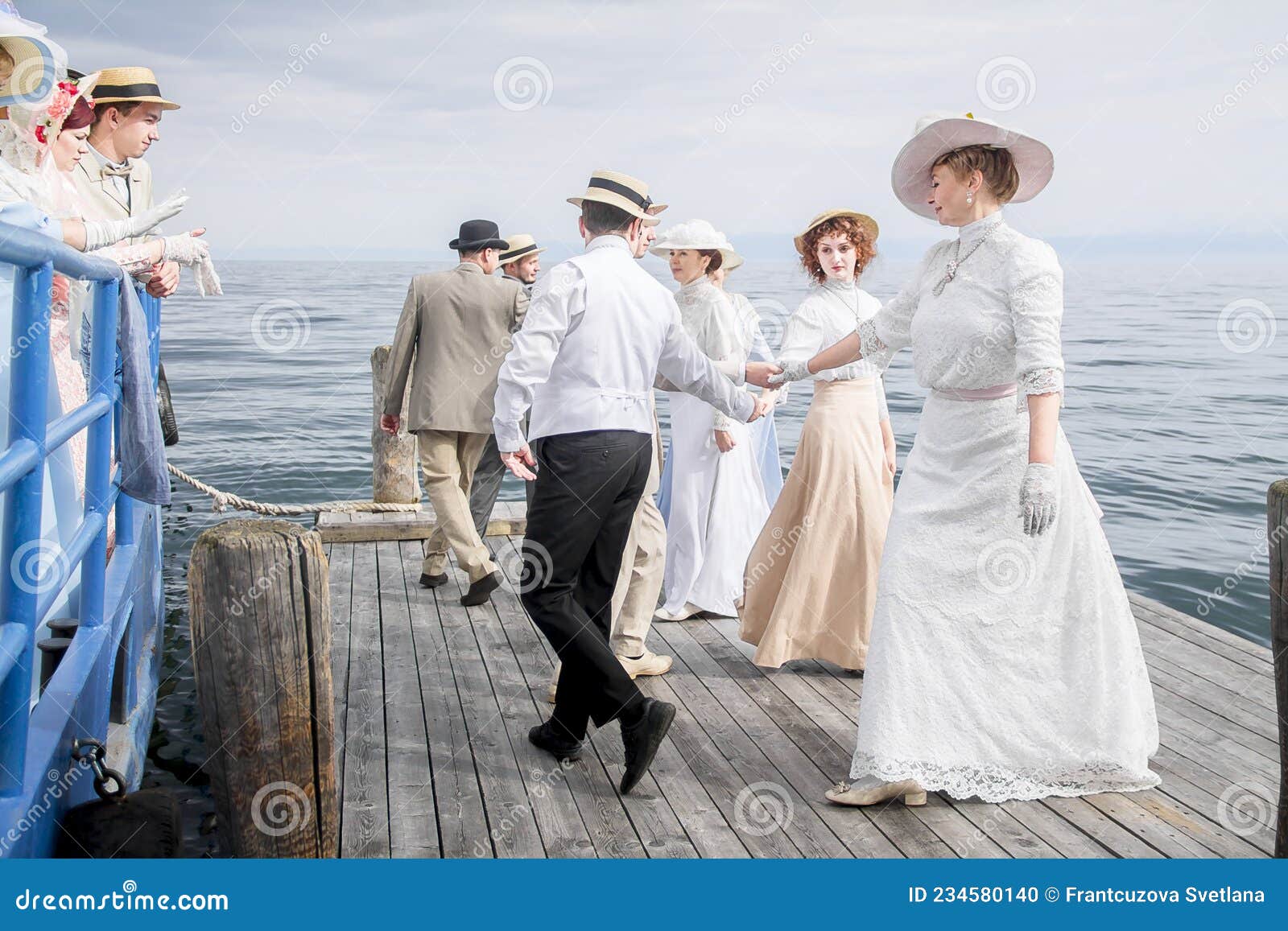 Hombres Y Mujeres Elegantemente Vestidos Con Ropa Del Siglo XIX Caminar Y Bailar 25082020 Rusia Irkutsk Imagen editorial - Imagen de antigüedad, memorias: 234580140 Hombres Y Mujeres Elegantemente Vestidos Con Ropa Del Siglo XIX Caminar Y Bailar 25082020 Rusia Irkutsk Imagen editorial - Imagen de antigüedad, memorias: 234580140