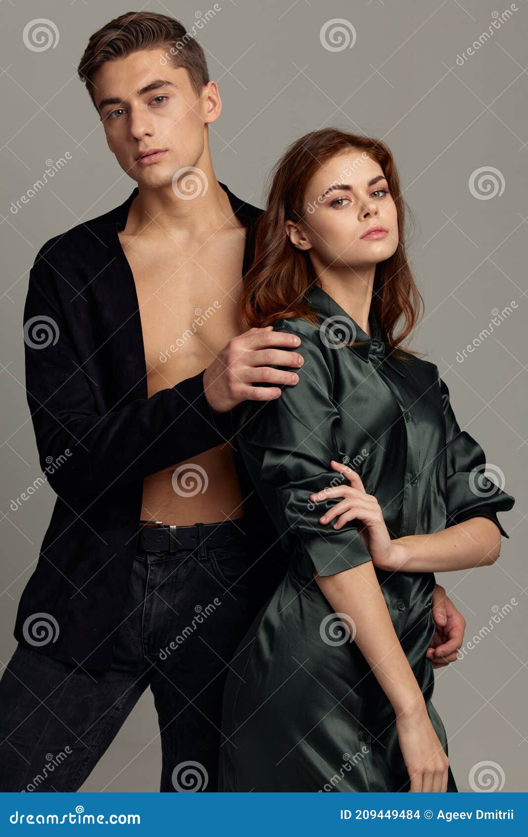 Hombres Y Mujeres Ropa De Moda Romance Pasión Estilo Atractivo de archivo Imagen de manera: 209449484