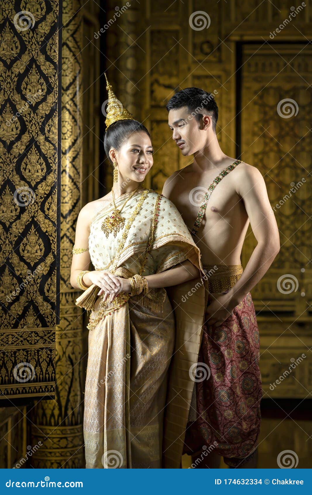 Hombres Y Mujeres Vestidos Con Ropa Tradicional Tailandesa Durante El Período Ayuthaya Foto archivo - Imagen de danza, redondo: 174632334