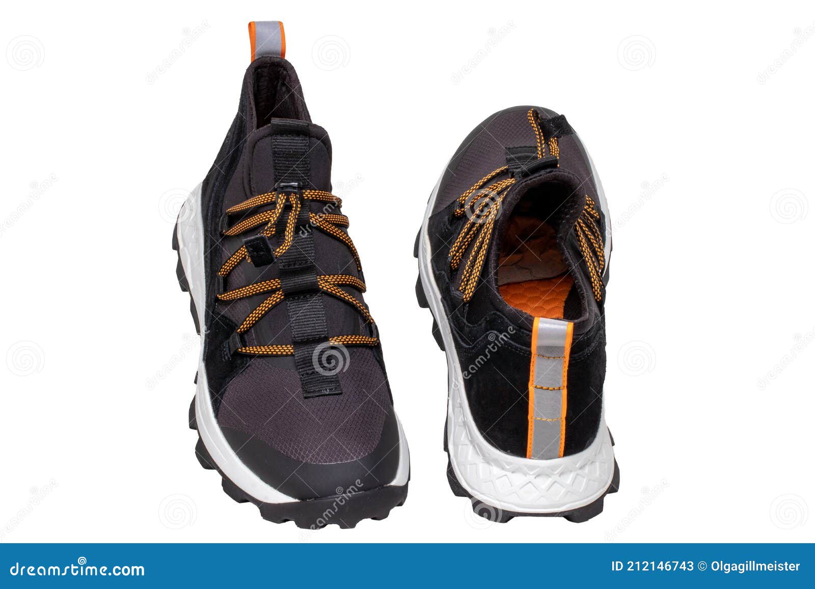 Hombres Zapatos De Moda. Primer Plano De Un Par De Zapatillas Negras O Deportivos Aislados Sobre Un Fondo Blanc Imagen de archivo - Imagen nuevo, 212146743
