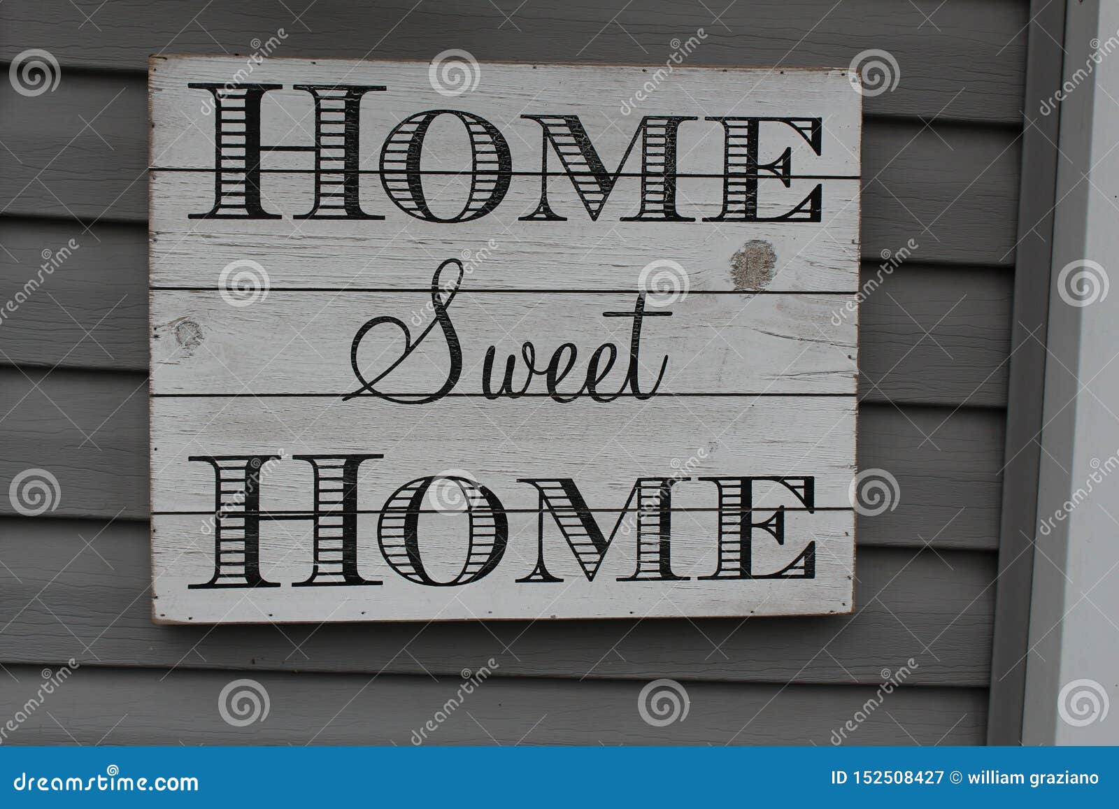 Was heißt home sweet home ? 1 home sweet schild verwittert und h%C3%A4ngt auf einem haus s%C3%BC%C3%9Fe der au%C3%9Fenseite eines hauses das die menschen willkommen hei%C3%9Ft wenn 152508427