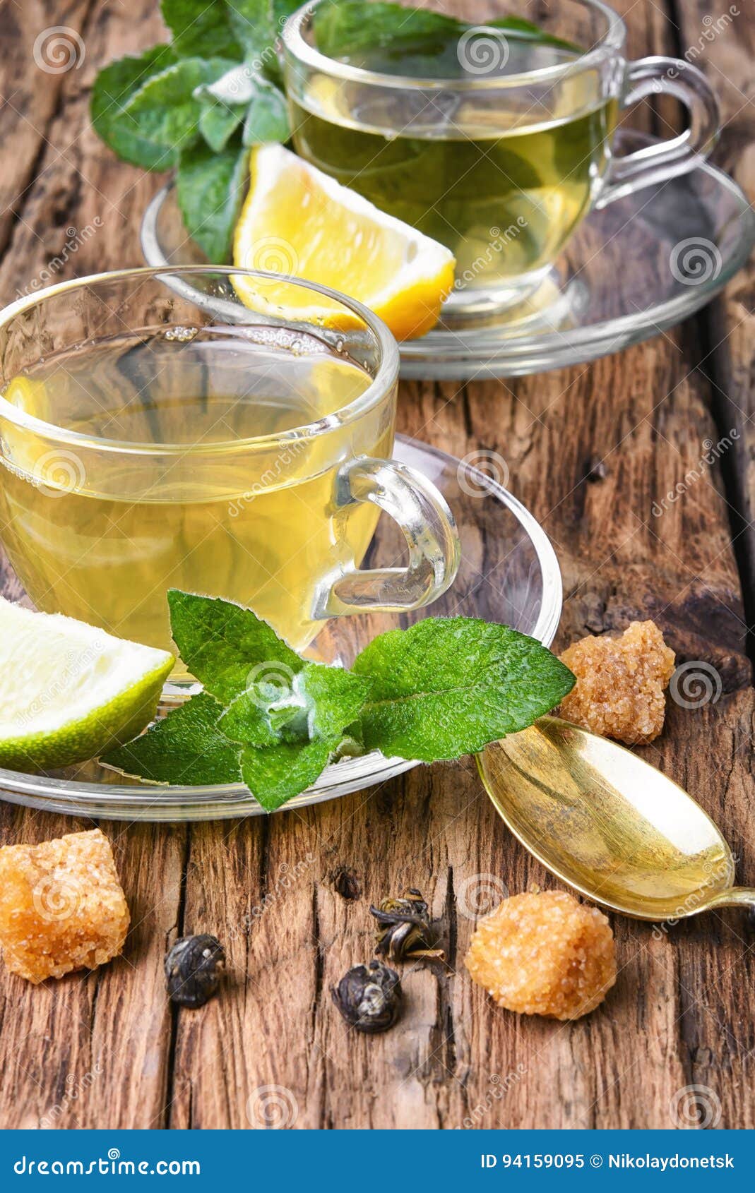 Чай мята лайм. Зеленый чай с лимоном и мятой. Чай с мятой. Чай с лаймом. Зеленый чай с лаймом и мятой.