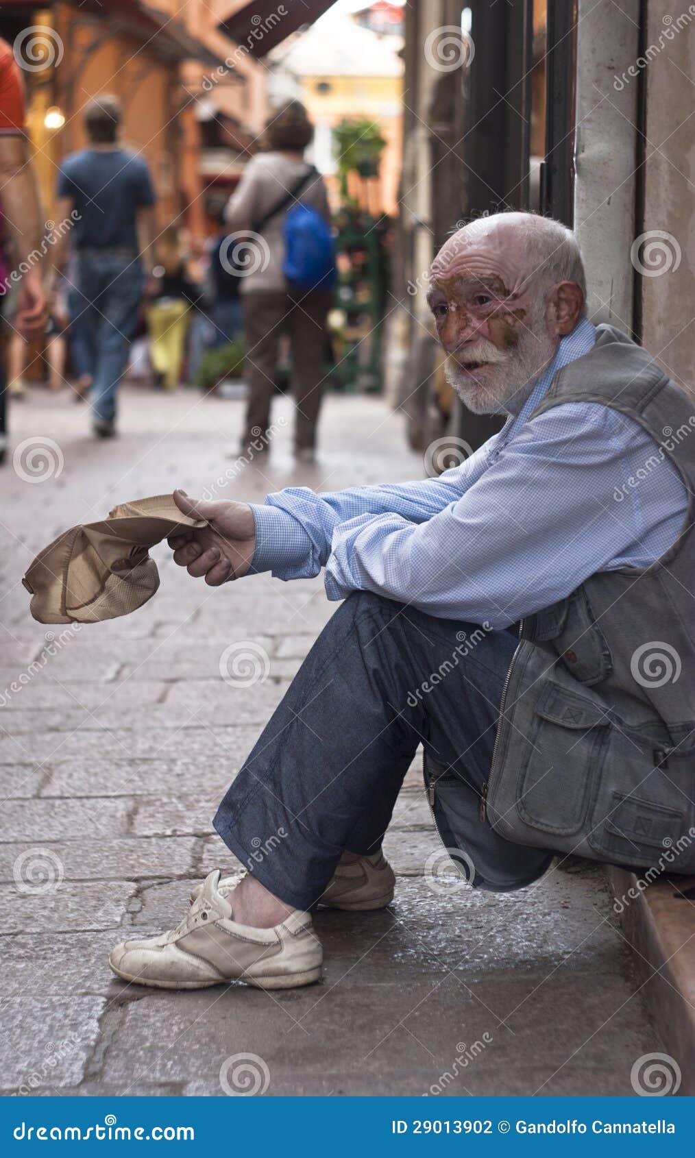 A homeless old man editorial photography. Image of count 29013902