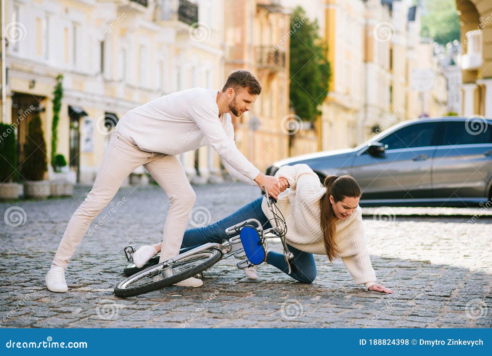 Mulher Na Rua Da Cidade Caindo De Bicicleta Foto de Stock - Imagem de  homem, relacionamento: 188824366