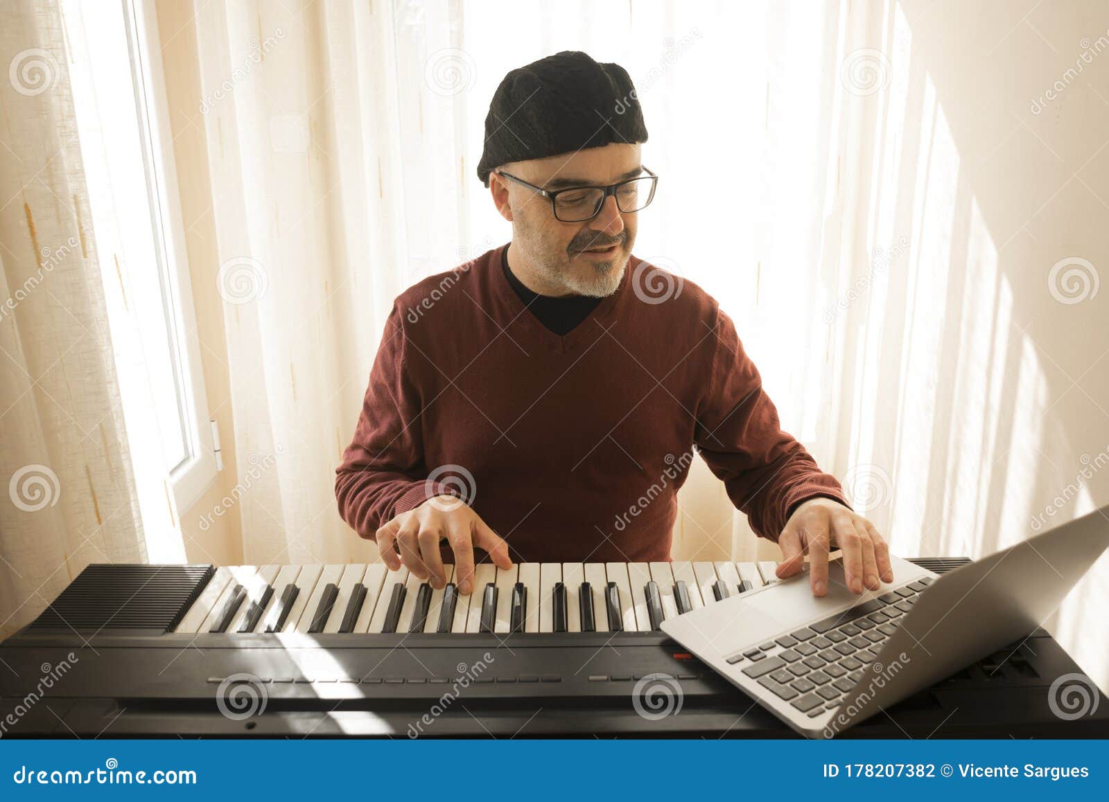 Homem Aprendendo Música Online Foto de Stock - Imagem de