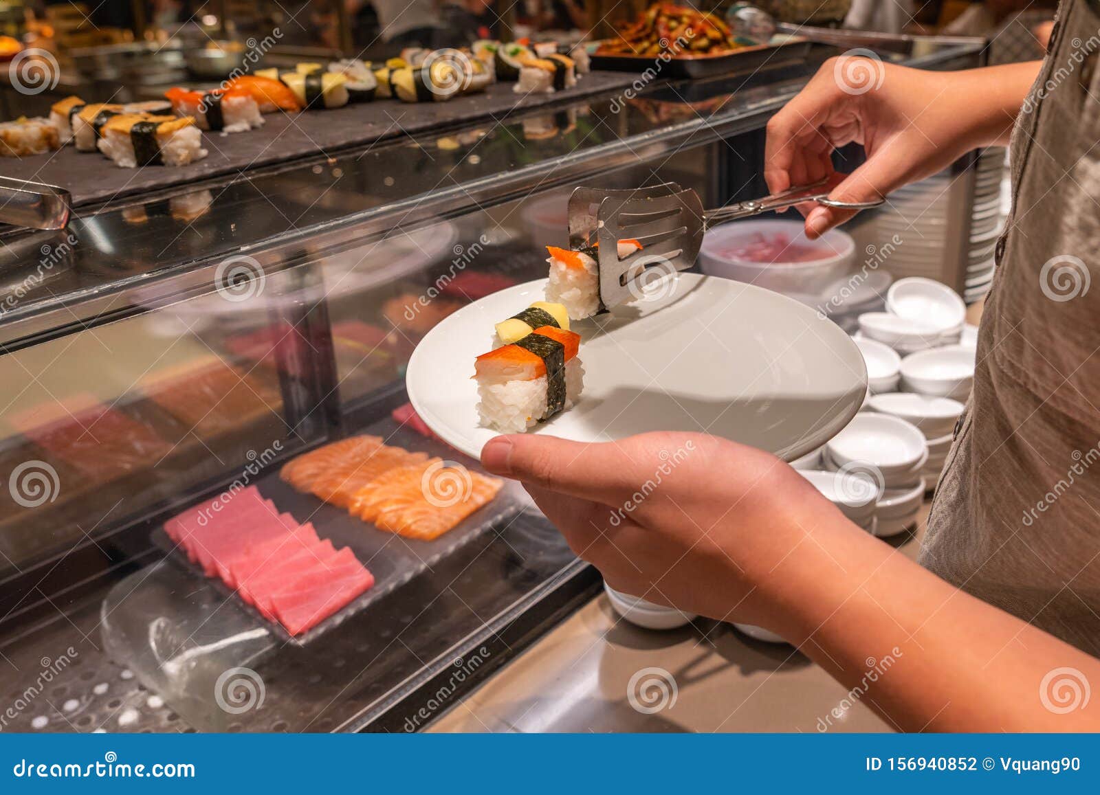 Homem Asiático a Escolher Nigiri Delicioso Em Comida Japonesa De Buffet  Foto de Stock - Imagem de nutriente, algas: 156940852