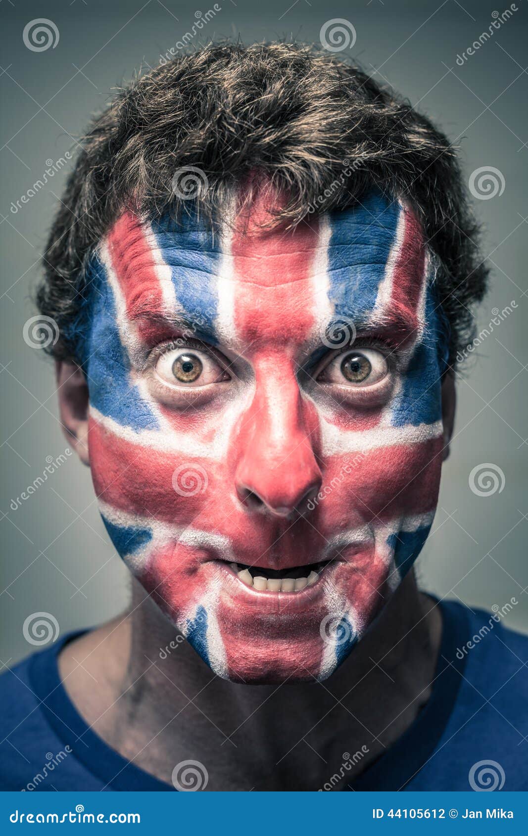 Homem Assustador Com a Bandeira Britânica Pintada Na Cara Foto de Stock -  Imagem de bandeira, britânico: 44105612