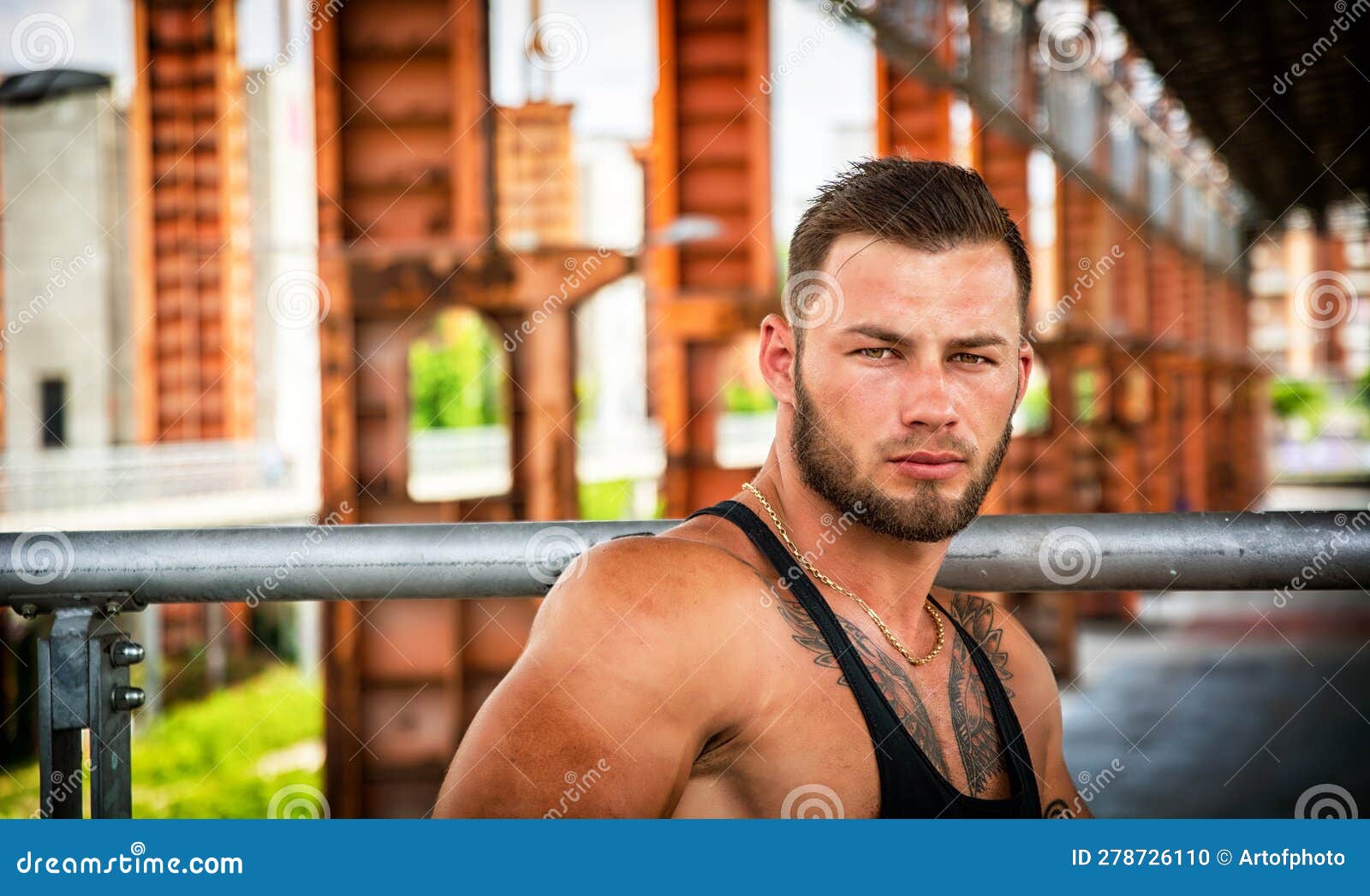 Homem Atlético Atraente Muscular No Parque Urbano Foto de Stock - Imagem de  fisiculturista, povos: 278726110