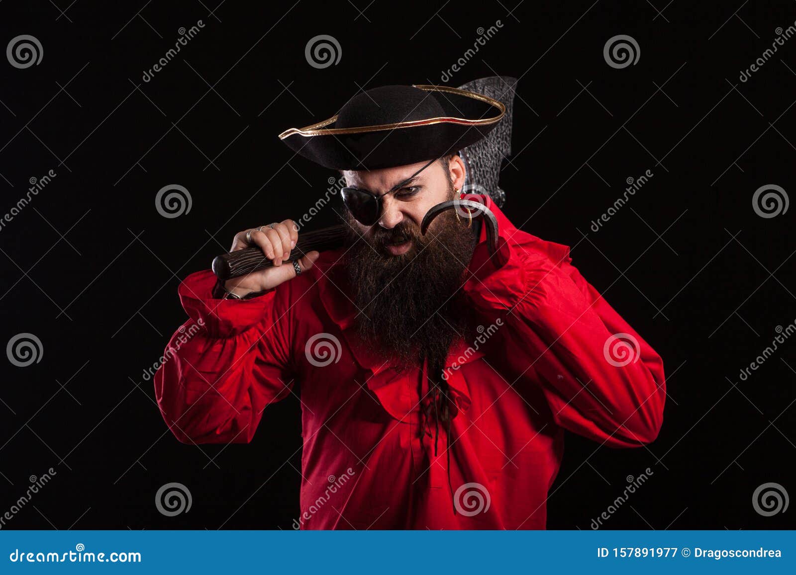 Pirata masculino com um disfarce assustador sobre fundo preto para o  halloween.