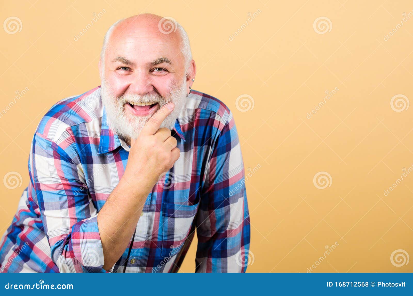 Barbeiro masculino em camisa xadrez penteando o cabelo de um