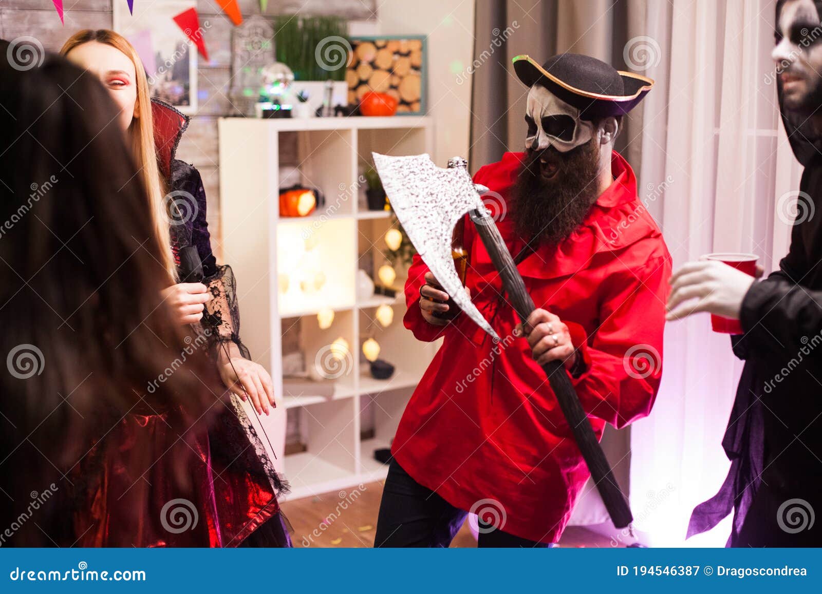 Ator vestindo uma fantasia de pirata para o halloween sobre fundo preto.