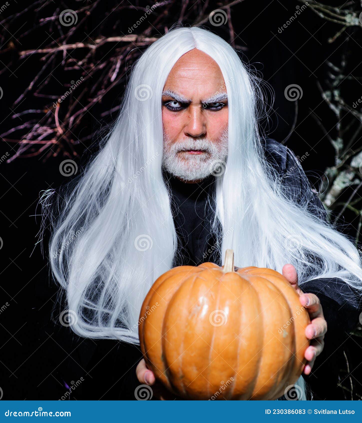 Bonitão Homem Na Fantasia De Vampiro De Halloween Foto de Stock