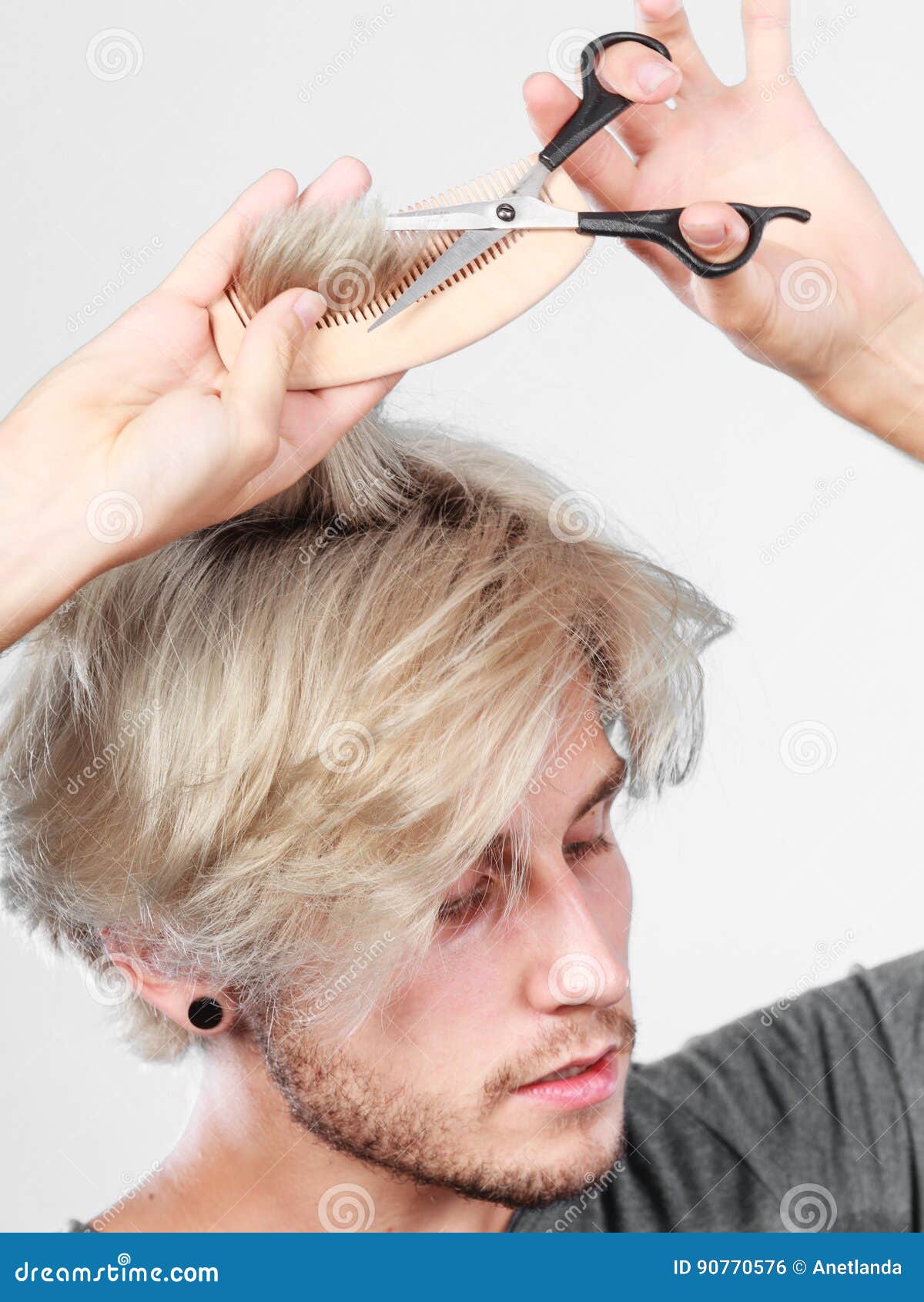 cortar cabelo masculino com tesoura