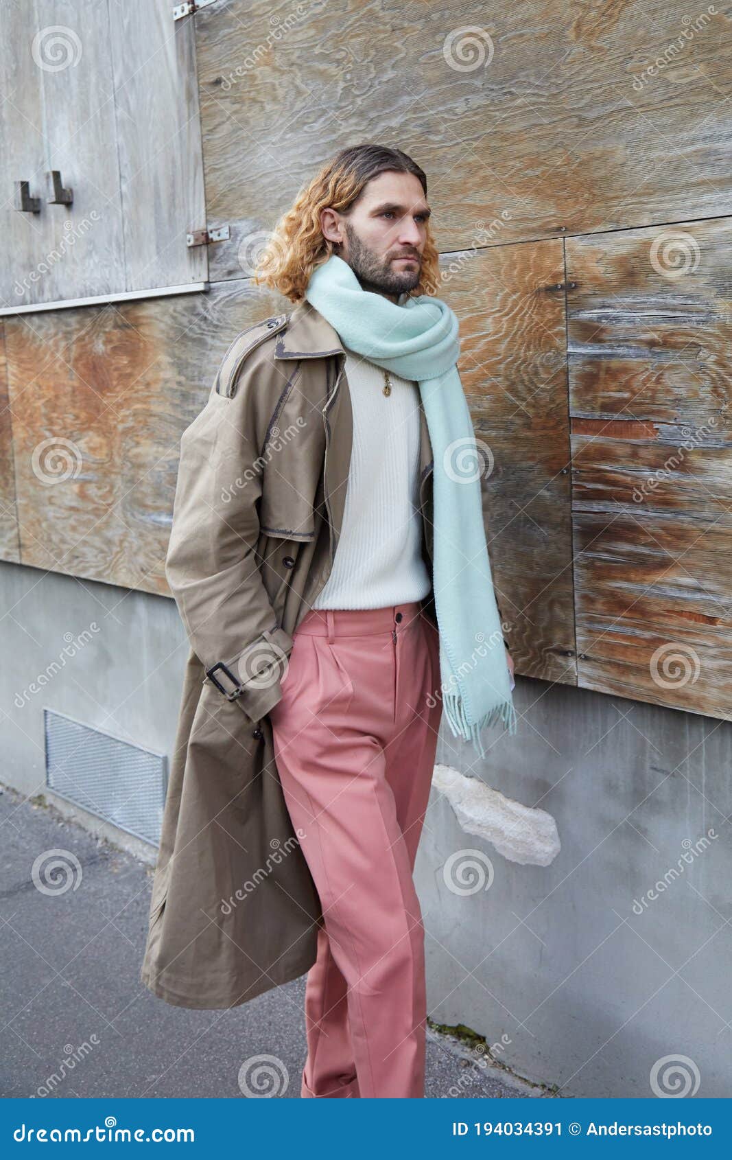 Homem Com Calças Cor-de-rosa Antiga Casaco Bege Antes Da Semana De Moda Milan Marni Foto Editorial - Imagem de ilustrativo, luxo: 194034391