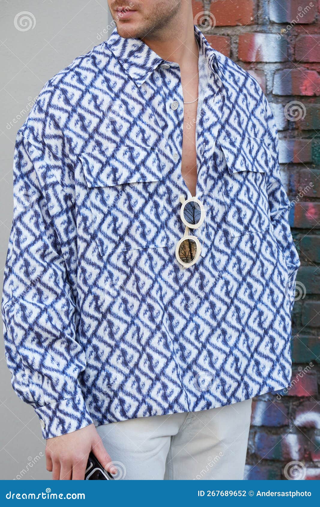 https://thumbs.dreamstime.com/z/homem-com-camisa-azul-e-branca-do-padr%C3%A3o-logotipo-fendi-antes-da-semana-moda-milan-it%C3%A1lia-de-janeiro-fenedi-milenar-estilo-rua-267689652.jpg