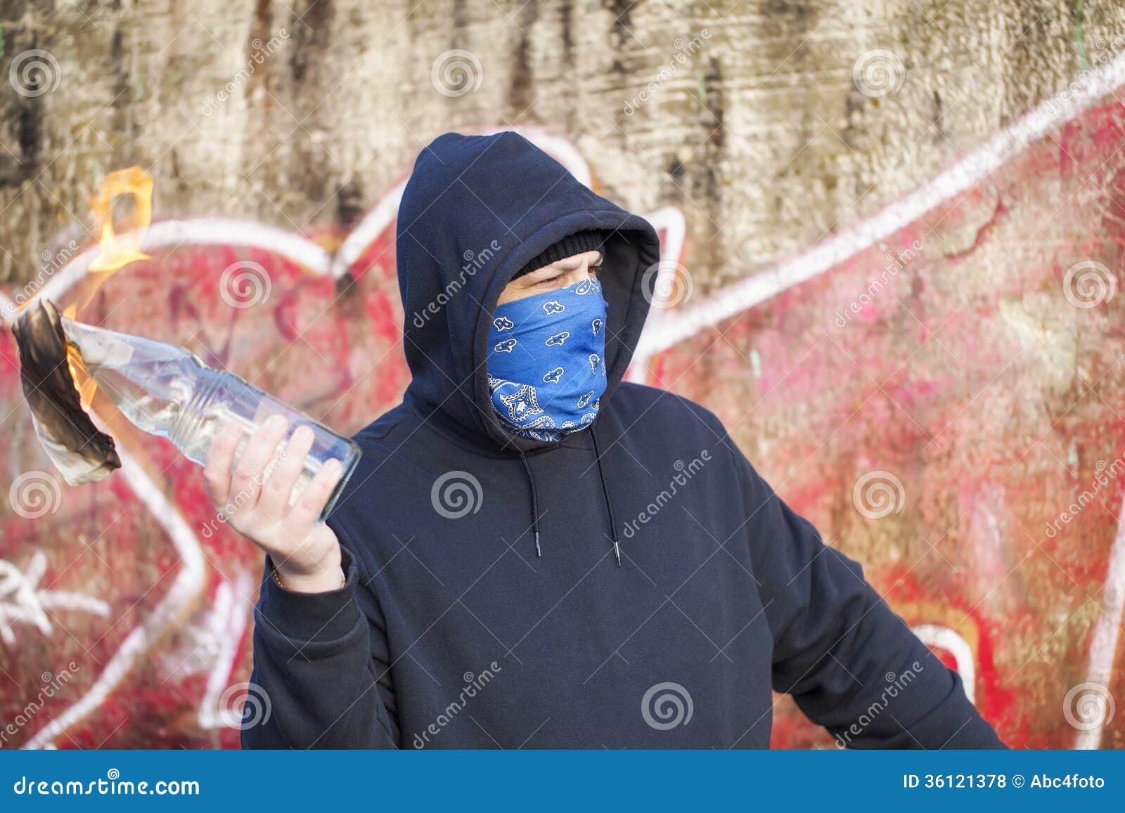 Homem com coquetel Molotov foto de stock. Imagem de anti - 36121378, image size:1600x1157