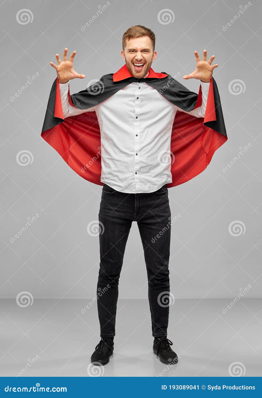 Homem Com Fantasia De Halloween De Vampiro Assustando Imagem de Stock -  Imagem de pessoa, capa: 193089041