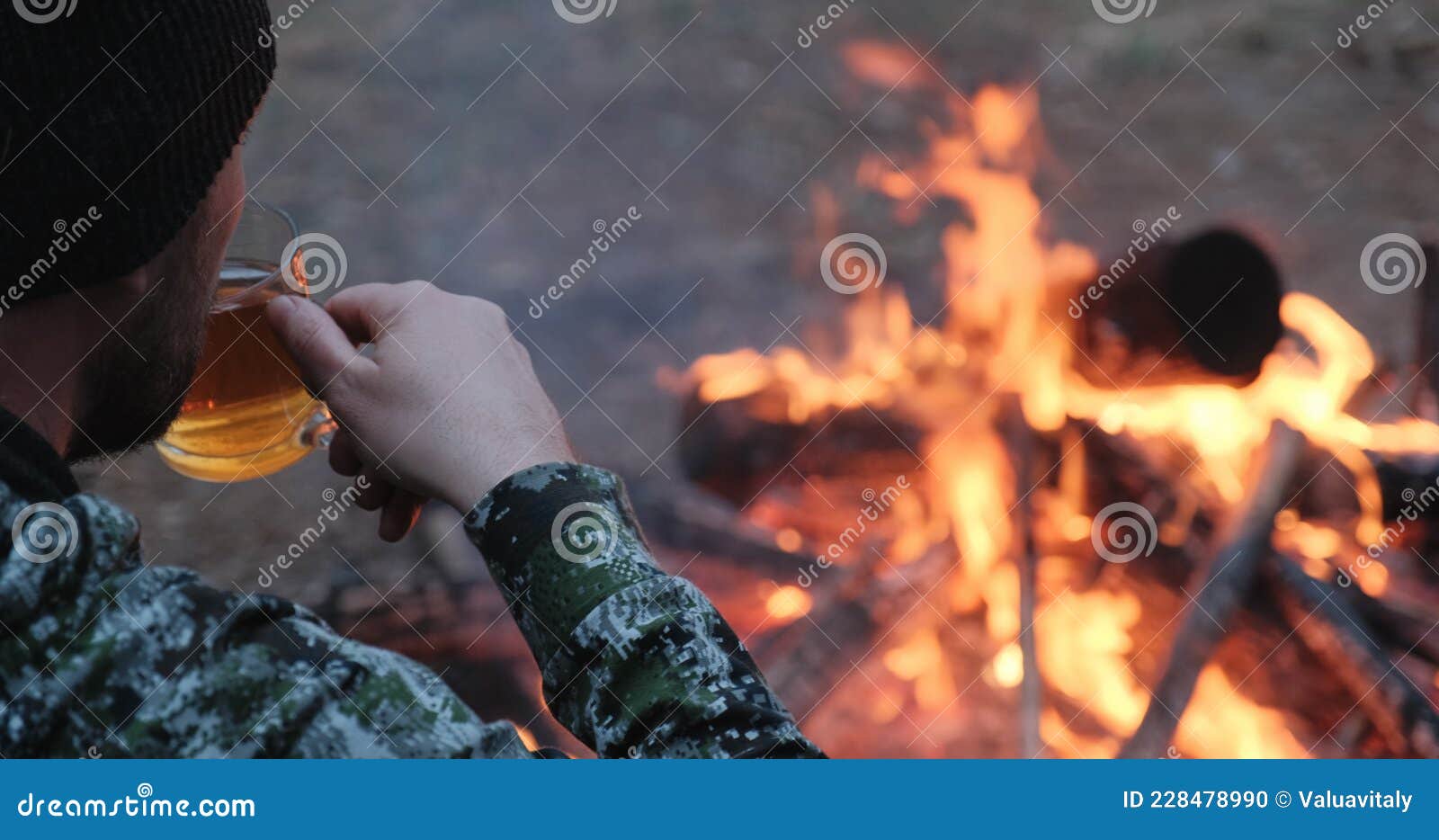 Apague o fogo com um balde de água. incêndios florestais no verão