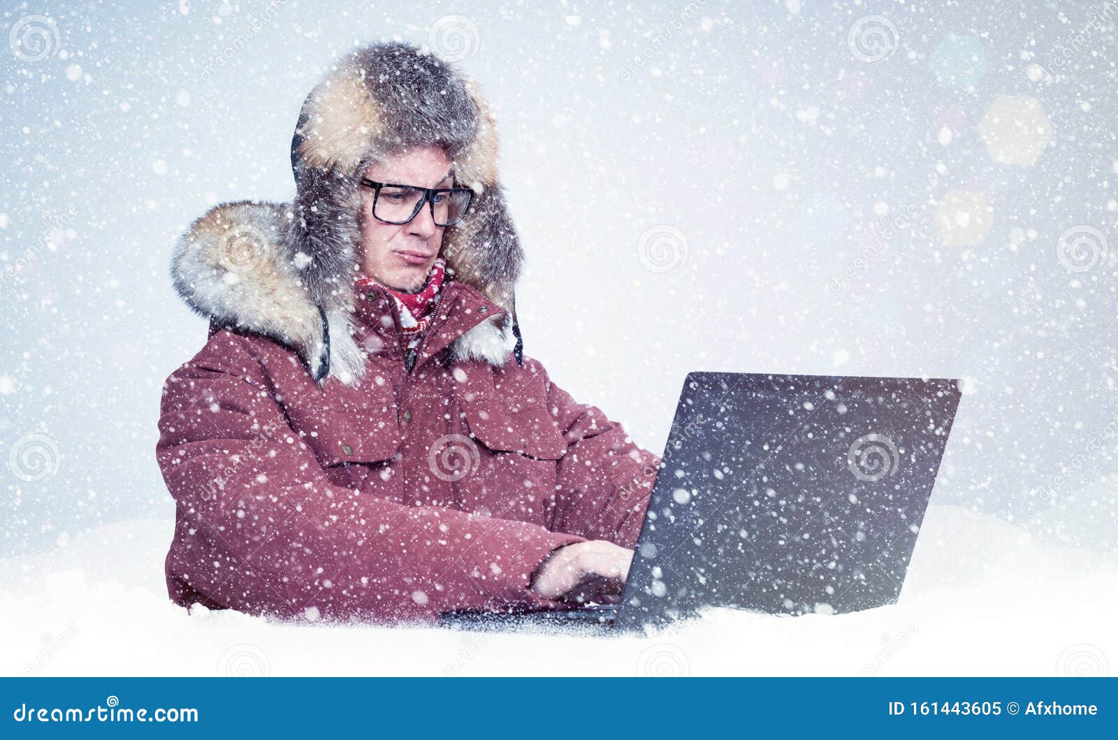 Homem Congelado De Roupas Vermelhas De Inverno Trabalhando Em Um Laptop Na Neve  Frio, Geada, Nevasca Imagem de Stock - Imagem de pessoa, louco: 161443605