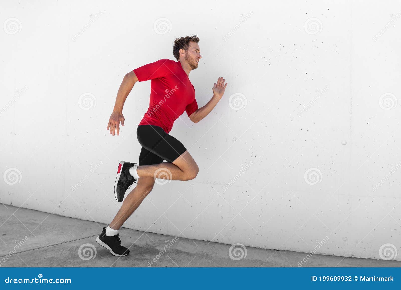 Homem Correndo Correndo De Perfil Rápido Para Os Lados Contra Fundo Branco  De Parede Ao Ar Livre Atleta Masculino Treinando Com S Foto de Stock -  Imagem de homem, ativo: 199609932