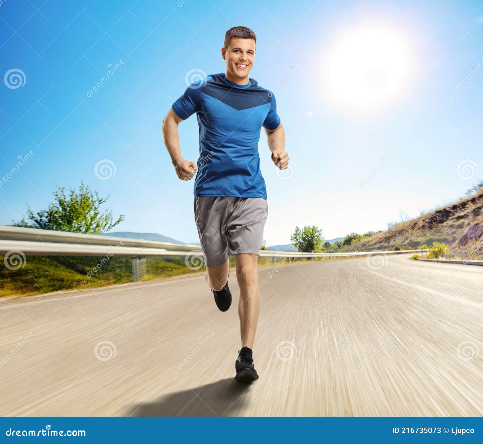 Homem Correndo Em Direção à Câmera Em Uma Estrada De Asfalto Aberta Imagem  de Stock - Imagem de adulto, fundo: 216735073