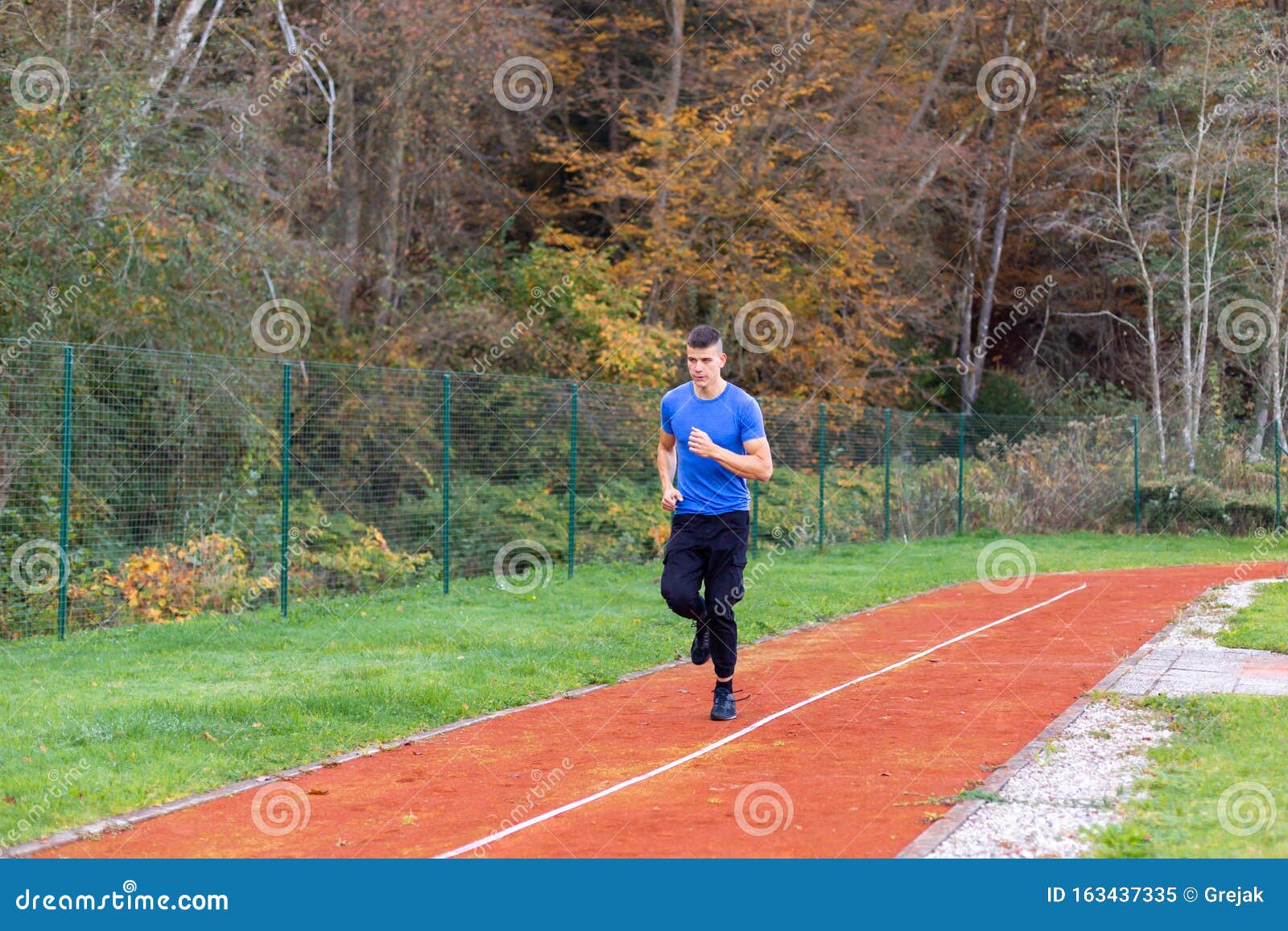 Homem Correndo Na Pista De Corrida Imagem de Stock - Imagem de outono,  lifestyle: 163437335