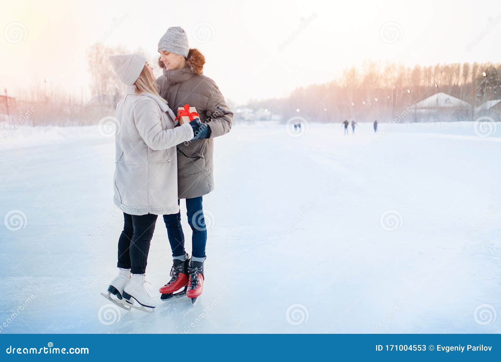 Homem Dando Caixa De Presentes Namorada Inverno No Gelo, Romântico Surpresa  Para O Dia Dos Namorados Ou Natal Neve De Fundo Imagem de Stock - Imagem de  homens, patim: 171004553