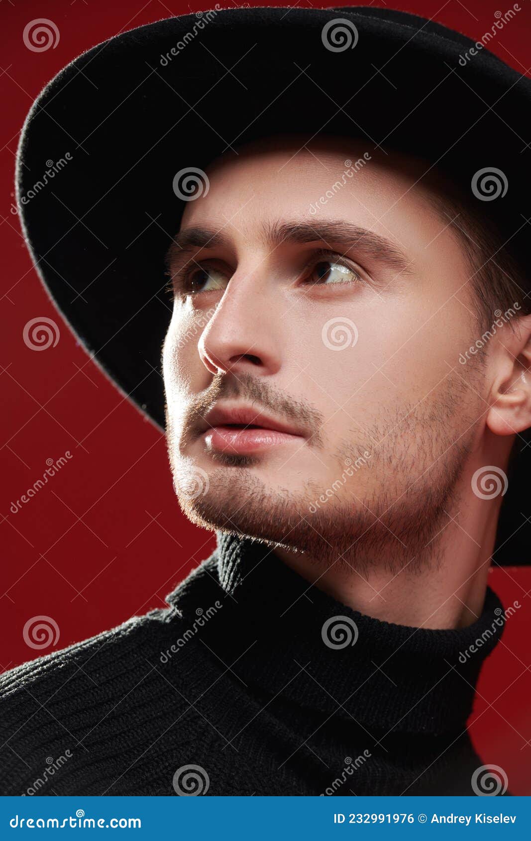 Fundo Homem Com Cabelo Vermelho Está De Pé E Usando Um Chapéu