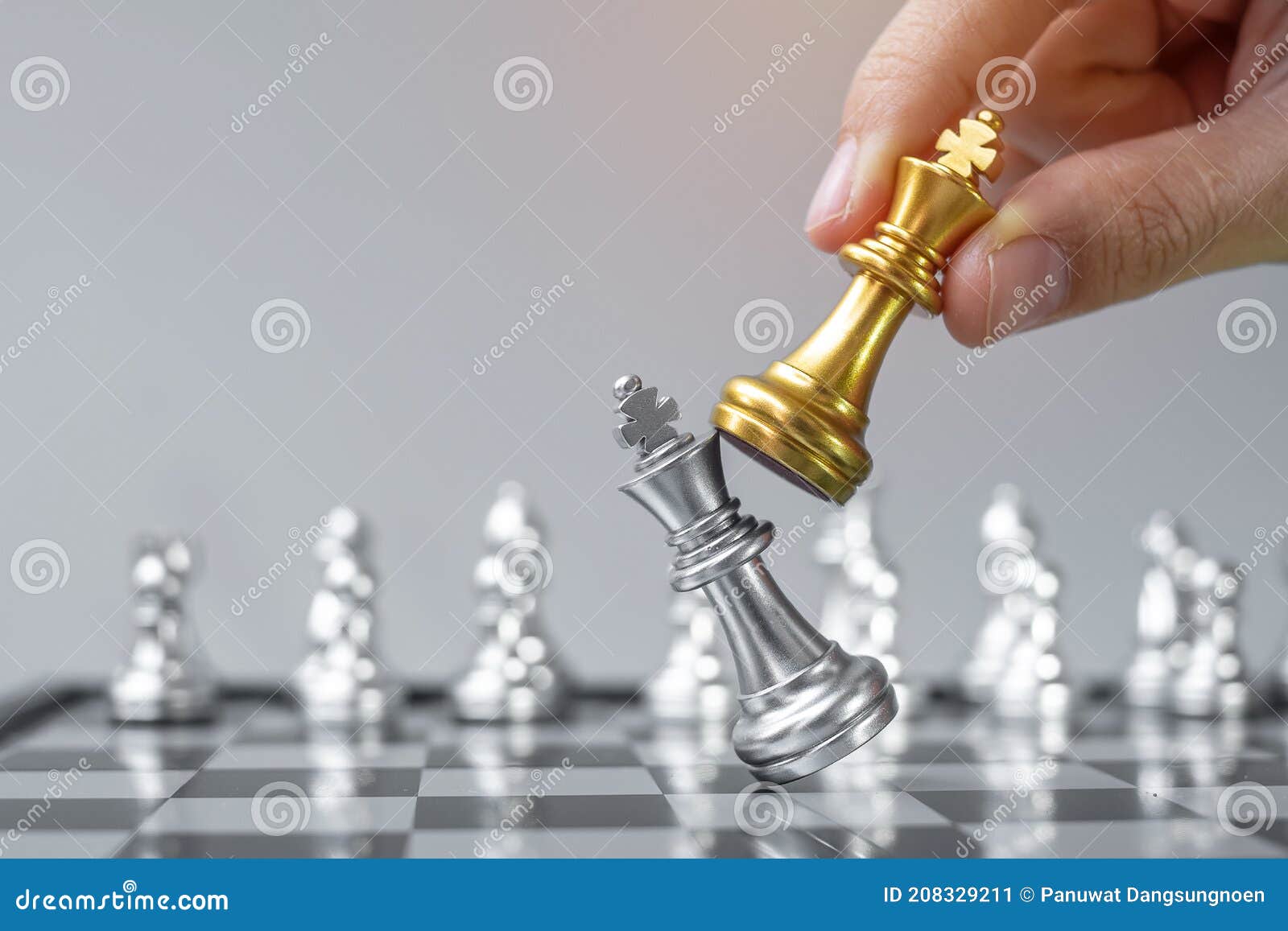 Figura do rei do xadrez de ouro e energia ou oponente do xeque-mate durante  a competição do tabuleiro de xadrez.