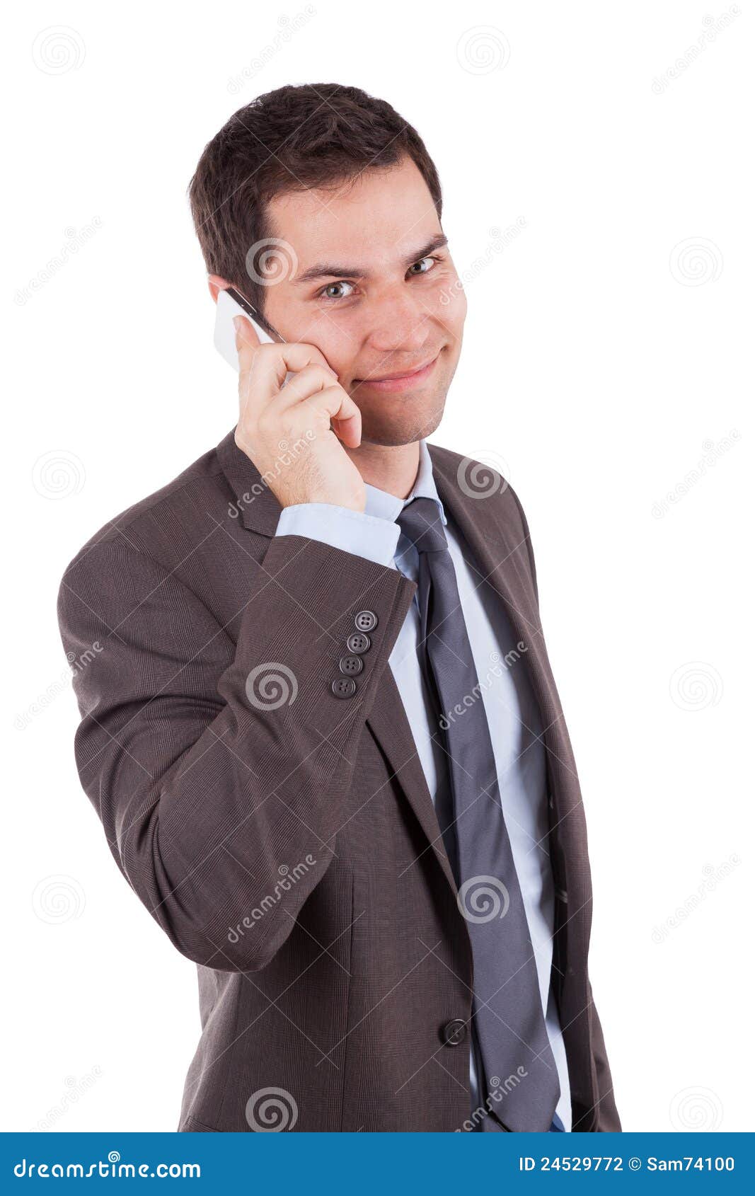 Retrato de um homem de negócio caucasiano novo que usa um telefone móvel, isolado no fundo branco