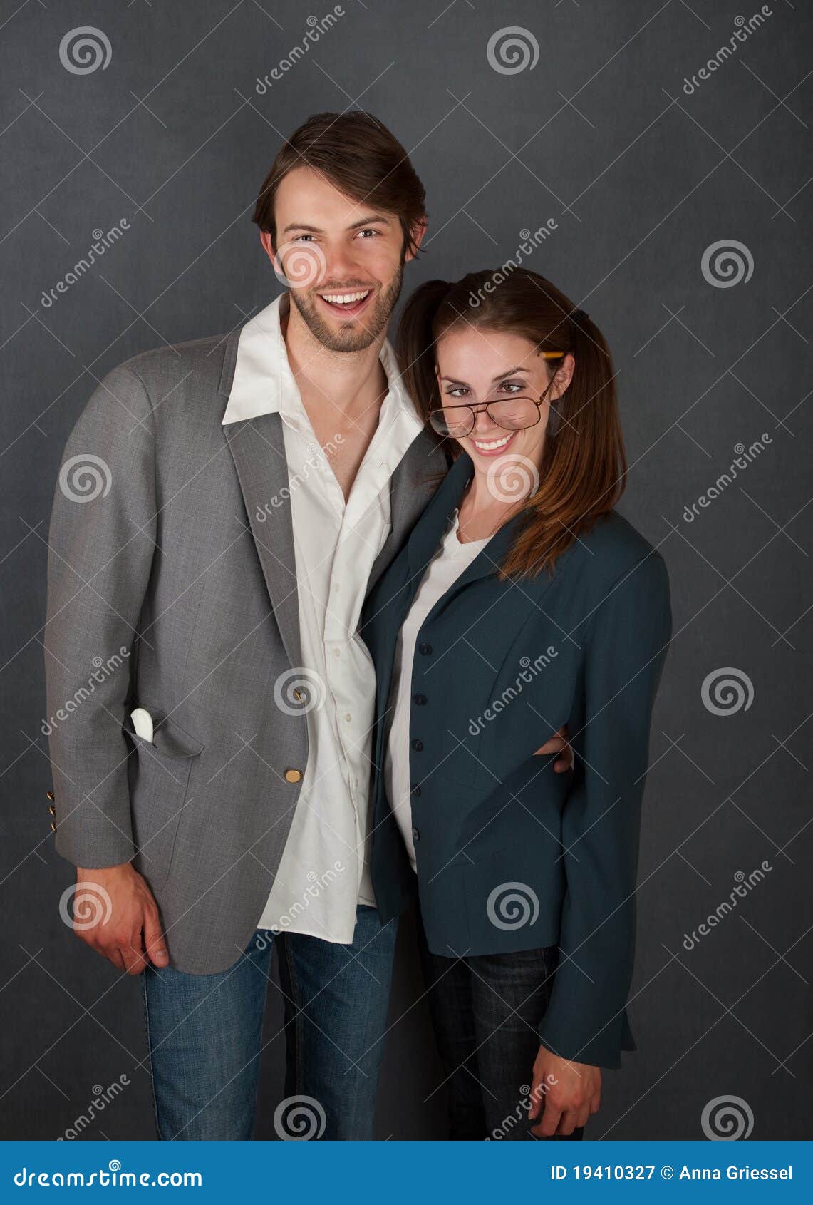 Homem de sorriso e mulher Cross-Eyed. Sorriso pares caucasianos fêmeas masculinos e cross-eyed.