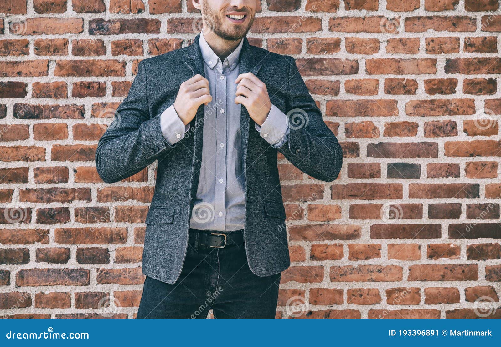 Homem De Terno Inteligente Roupa Casual Jovem Empresário Ajustando  Colarinho De Seu Blazer De Lã Azul Com Camisa Contra Parede De Imagem de  Stock - Imagem de tijolo, lifestyle: 193396891