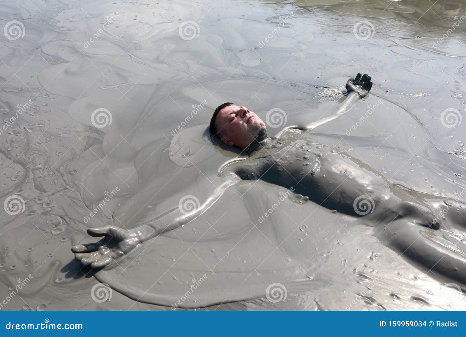 LOKIS CAIU NA PISCINA DE LAMA