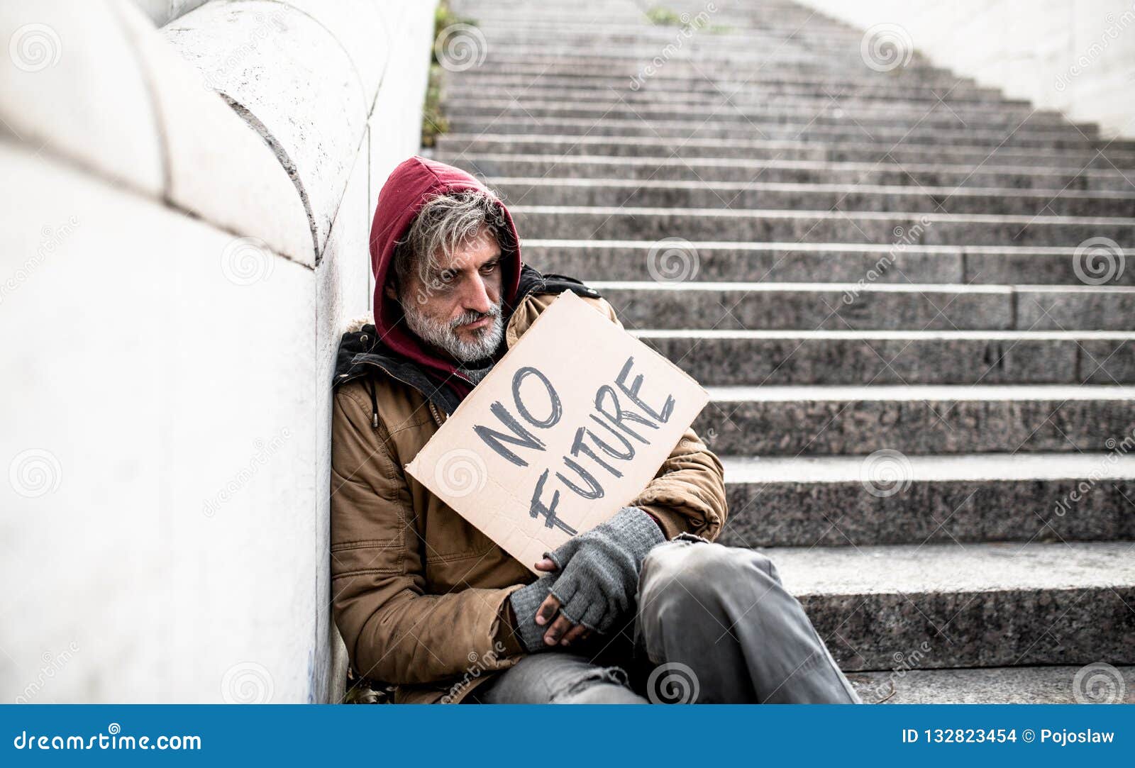 homem-desabrigado-do-mendigo-que-senta-se-fora-na-cidade-n%C3%A3o-guarda-nenhum-sinal-futuro-cart%C3%A3o-132823454.jpg