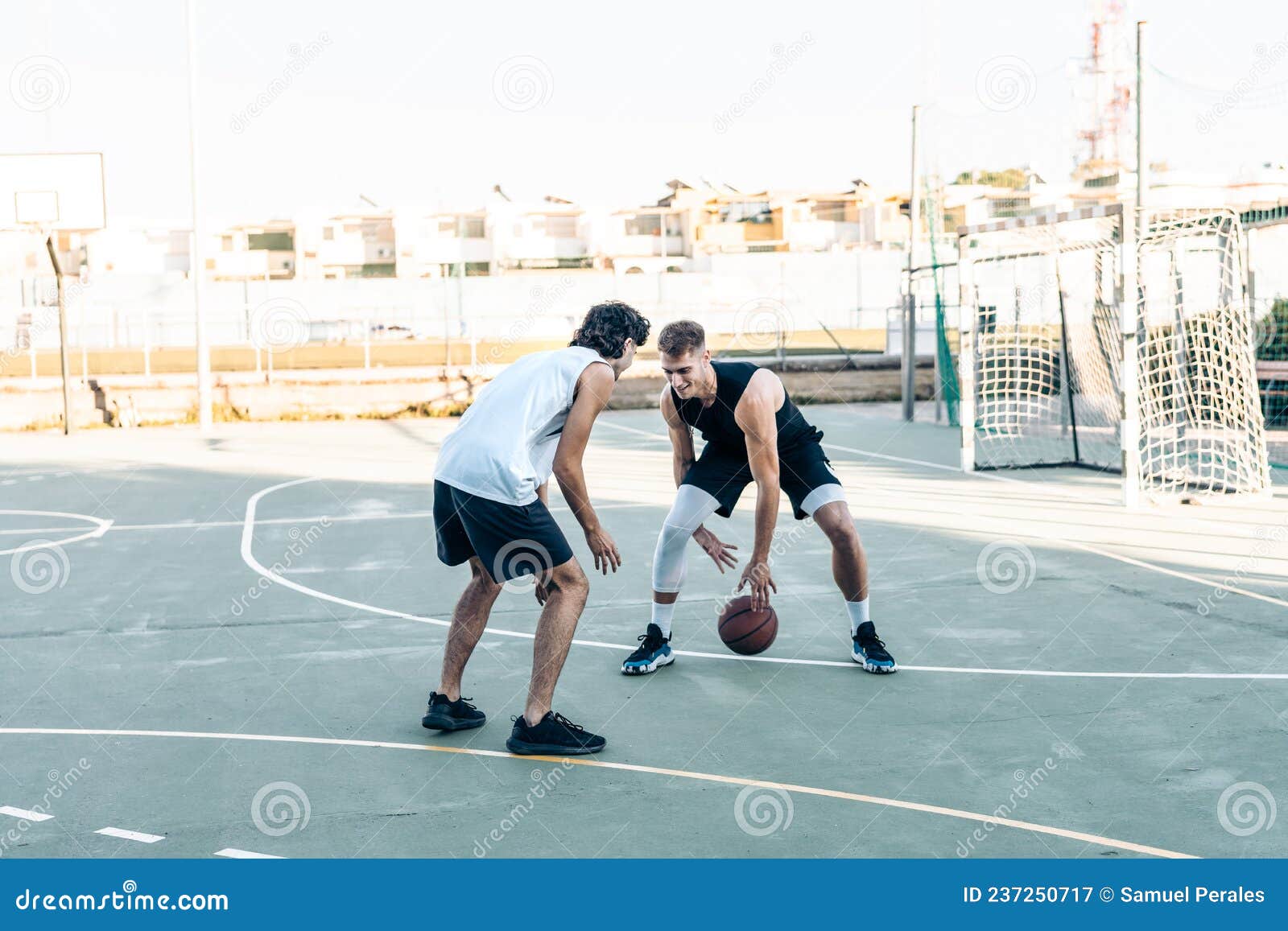 Quatro Amigos Jogando Basquete Em Uma Quadra Pública Ao Ar Livre