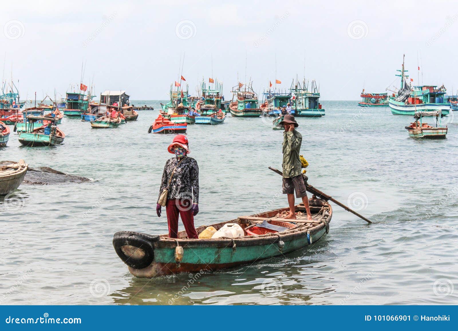 Homem e mulher de Fisher no barco de madeira em Vietname -