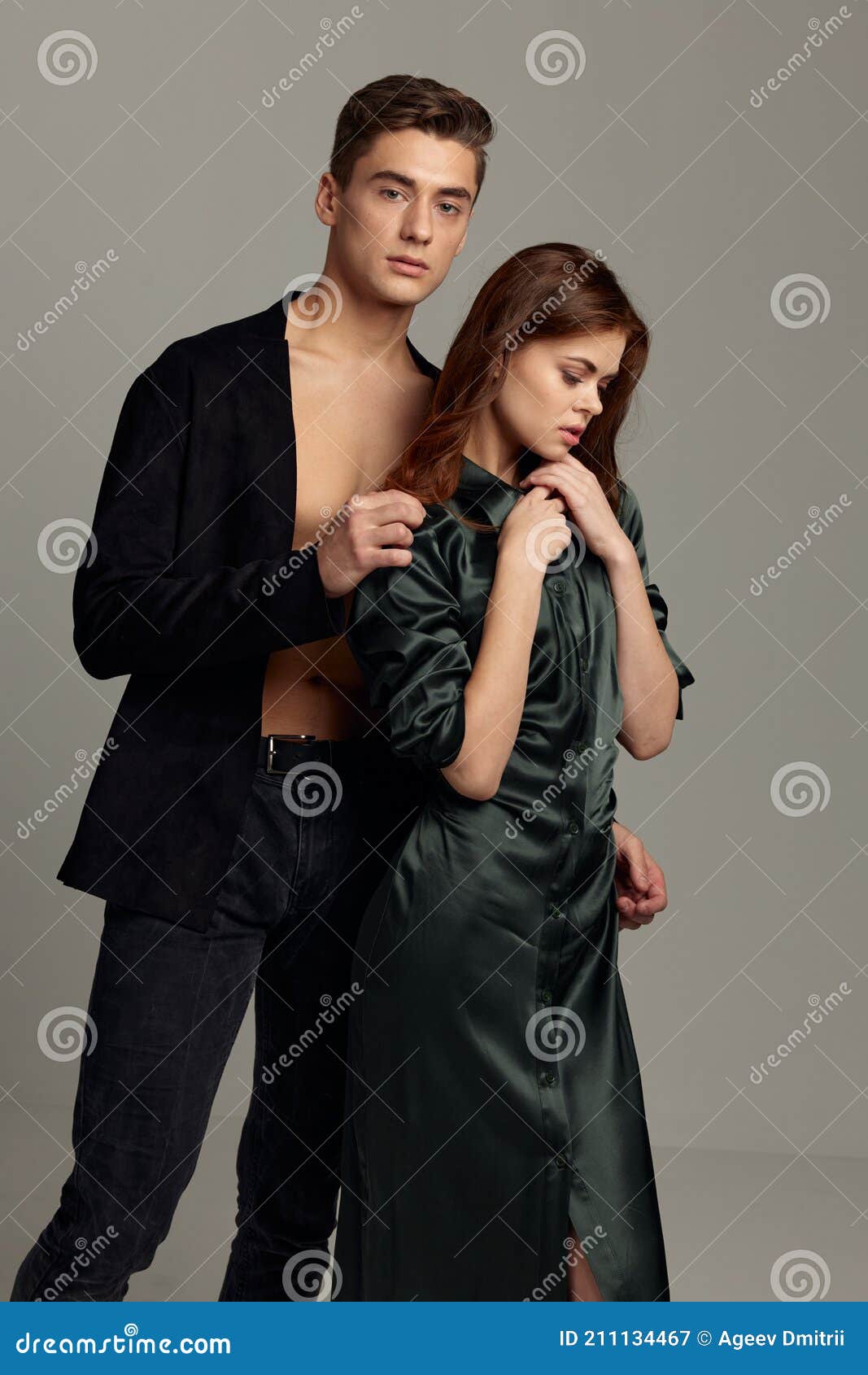 Homem E Mulher Ficam Lado a Lado Com O Luxuoso Romance Moda Studio Estilo  Elegante Imagem de Stock - Imagem de modelo, elegante: 211134467