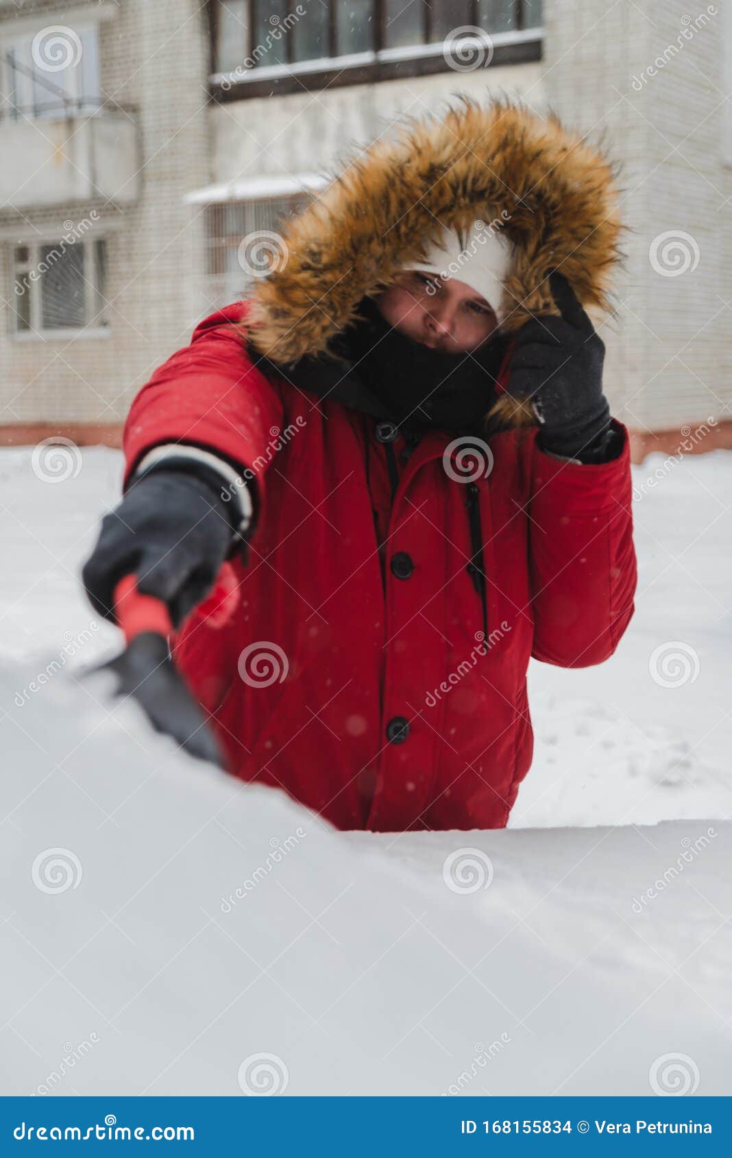 Homem Em Casaco Vermelho De Inverno Com Carro De Limpeza De Capuz Após  Tempestade De Neve Foto de Stock - Imagem de janela, branco: 168155834
