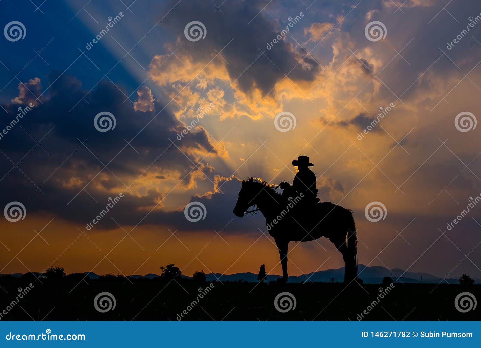 O Vaqueiro Descansa Seu Cavalo Na Frente De Uma Igreja Velha Na área Rural  De New Mexico Fotografia Editorial - Imagem de rancho, rural: 98899507
