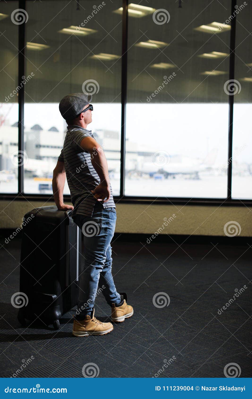 Fazendo Vídeos Engraçados No Salão Do Aeroporto Imagem de Stock - Imagem de  sair, olhar: 182711083